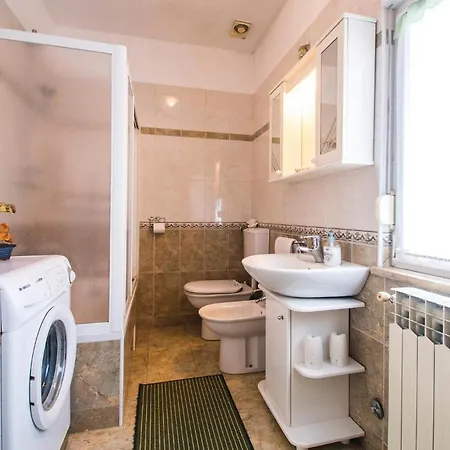 Holiday home Stunning In With Kitchen Sumber