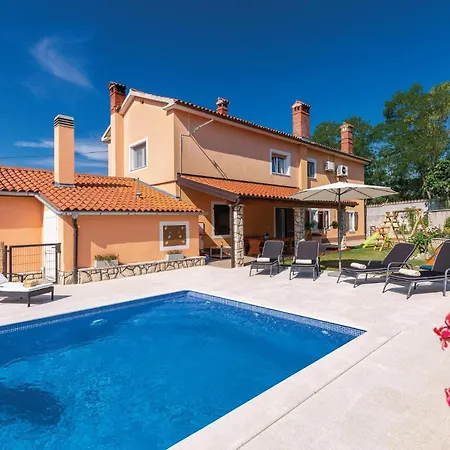 Holiday home Stunning In With Kitchen Sumber