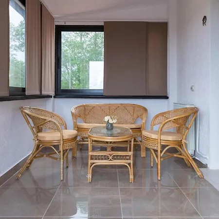 Holiday home Stunning In With Kitchen Sumber