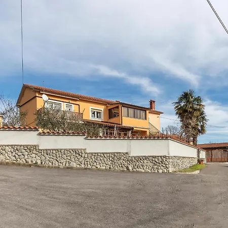 Stunning In With Kitchen Holiday home *